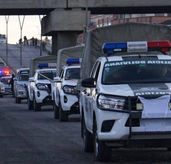 Policía y militares habilitan corredor humanitario en la carretera La Paz–Oruro tras bloqueo en Achica Arriba