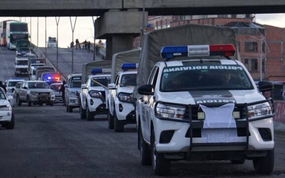 Policía y militares habilitan corredor humanitario en la carretera La Paz–Oruro tras bloqueo en Achica Arriba