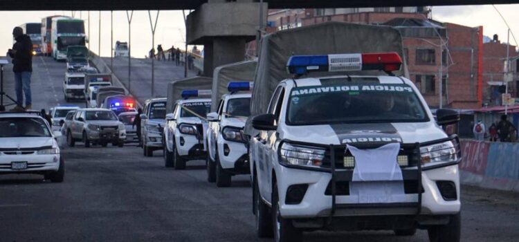 Policía y militares habilitan corredor humanitario en la carretera La Paz–Oruro tras bloqueo en Achica Arriba