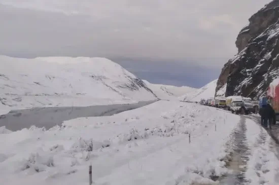 Suspenden temporalmente salidas de buses hacia Nor y Sud Yungas por intensa nevada en La Cumbre