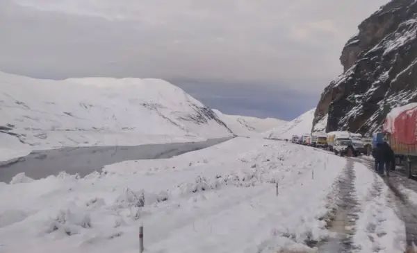 Suspenden temporalmente salidas de buses hacia Nor y Sud Yungas por intensa nevada en La Cumbre