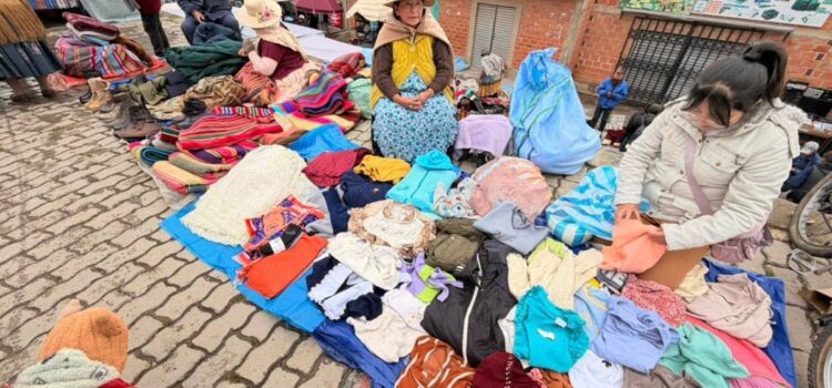 Comerciantes de la Feria 16 de Julio en El Alto reportan caída en ventas por bloqueos y prioridad en alimentos