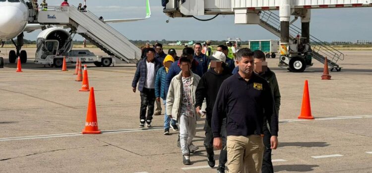 Bolivia recibe a 23 ciudadanos expulsados de Chile en tercera expulsión masiva en menos de 40 días