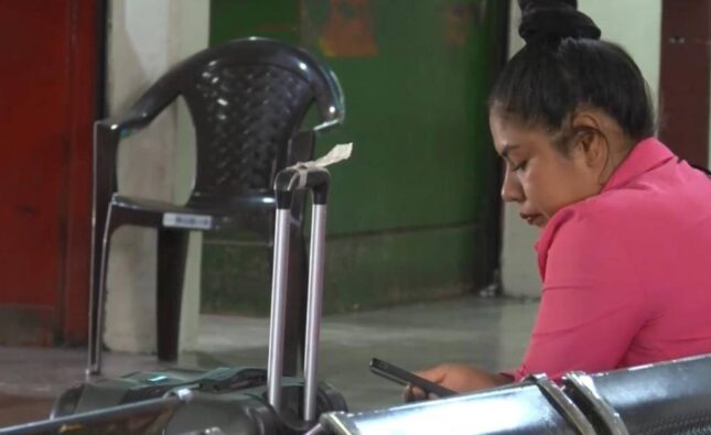 Pasajeros varados en la terminal Bimodal de Santa Cruz por bloqueos y conflictos